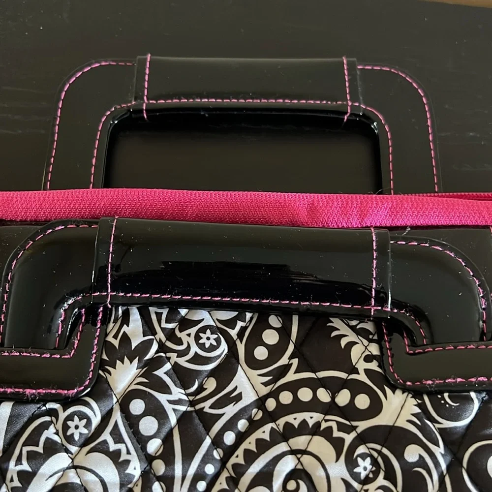 New Studio C Fresh as a Paisley Laptop/Ipad Sleeve Black/White paisley + pin…